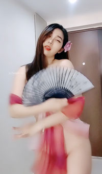 穿婚纱热舞自慰诱惑！最后脱到一丝不挂