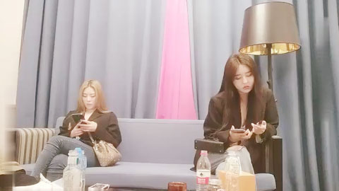 迷妹推荐--来两妹子留一个黑色外围网红脸，舔弄大屌后入猛操，呻吟很嗲我错了哥哥