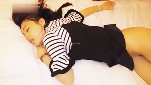 迷妹推荐--早就对美女同事垂涎三尺_K给她的饮料里下药_女神终于扛不住了_带回酒店几个人轮流干