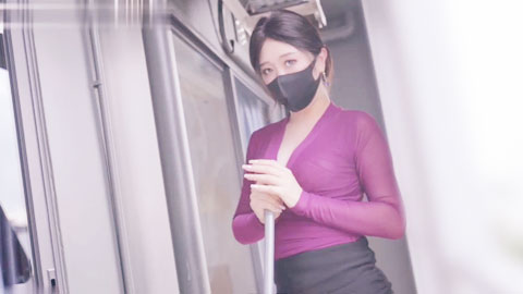 迷妹推荐--性瘾很强的女邻居，超淫荡人妻菜菜精液灌穴体验