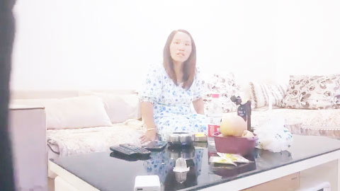 迷妹推荐--大胸骚逼，沙发近景，疯狂按压，爆操力度超大