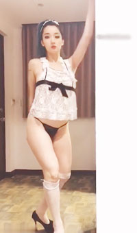 女仆装挑逗热舞又用多重姿势慰慰至爽度爆表