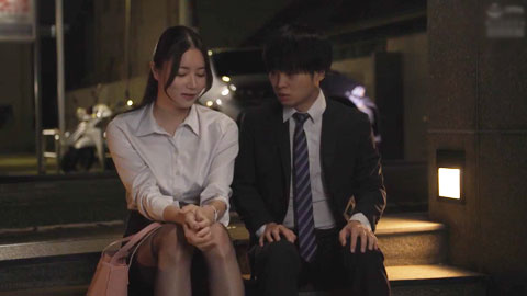 酒醉的女上司误以为是自己的家，在我的家里突然脱下衣服。白峰美羽__002