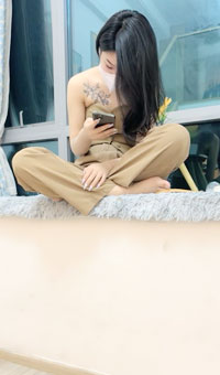 两个妹子欠裸贷无法偿还,被债主让人轮流操逼拍片…