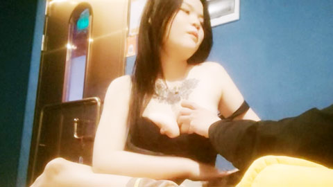 迷妹推荐--足浴勾搭大神，漂亮小少妇今夜相伴，奶子又大，几番推拉拽出