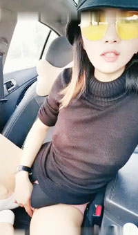 高颜值黑衣妹子户外车内自慰 停路边跳蛋塞逼逼拨开内裤自摸呻吟