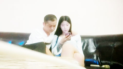 迷妹推荐--歌厅探花颜值小姐姐，唱唱歌摸摸大腿，到小房间开操，舌吻摸奶调情，双腿肩上扛抽插猛操