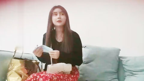 迷妹推荐--红色骚裙，逼好粉水好多_啊啊爸爸快点操我，高跟大长腿，被胖哥在沙发多姿势猛怼