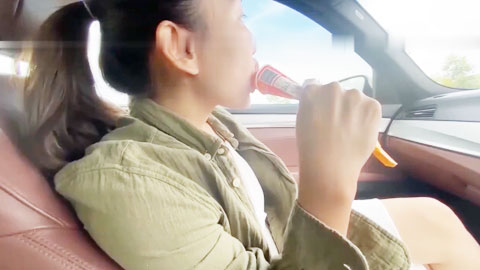 迷妹推荐--放假后淫荡女友一日三餐都需要做爱，从起床开始吃鸡吧连在车上也要做，一点也不浪费时间