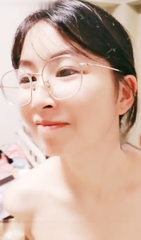 眼镜妹身材好棒，腰细屁股大，后入爽翻,女上的时候竟然拽着自己的逼往下