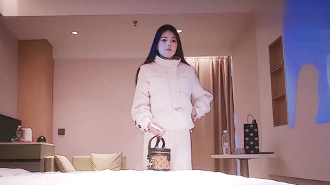 迷妹推荐--十九岁的兼职嫩妹，刚下海还没接几单。身材完美极品炮架子，脸蛋也是端庄和可爱为一体，口活像蜻蜓点水