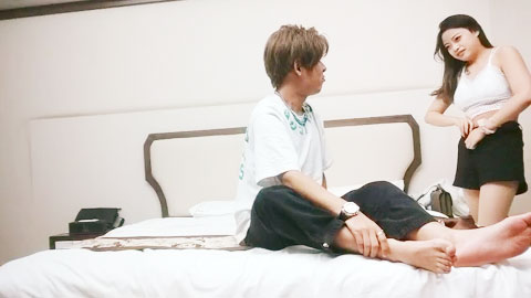 迷妹推荐--风衣纹身大奶妹，跪着舔弄大屌，扶腰后入爆插，骑乘位打桩机