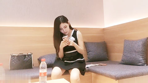 迷妹推荐--高颜值甜美黑裙妹子，脱光光沙发调情一番口交舔弄，上位骑坐抽插逼逼无毛