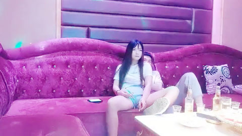 迷妹推荐--商K达人，苗条漂亮小姐姐合唱几曲，脱光沙发干，淫水不少擦好久