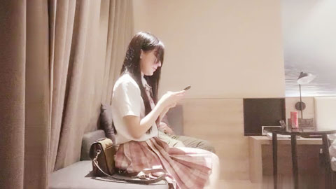 迷妹推荐--JK装清纯萌妹子，苗条身材口交舔弄上位骑坐，翘起屁股床边后入猛操