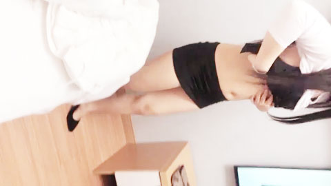 迷妹推荐--酒后家中淫乱，御姐真风骚，轮番上场又抠又插，这白嫩的胴体不能浪费了