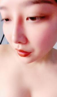 气质尤物网红女神，穴也是极品，一线天无毛逼，刮刮毛很干净，从下往上视角