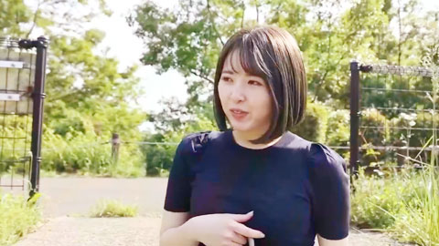 一个干净整洁的已婚女人，似乎是一个成年人，用另一根棍子射精！