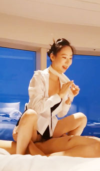 高端约炮泄密流出，韩国金先生约炮空姐气质熟女少妇，身穿制服短裙黑丝显得非常有韵味 女上骑乘做爱笑得真好看，太有感觉了