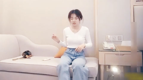 迷妹推荐--牛仔裤紧身衣小姐姐气质柔柔高挑大长腿看了就有狠狠蹂躏的欲望跨坐在腿上揉捏亲吻忙个不停啪啪操