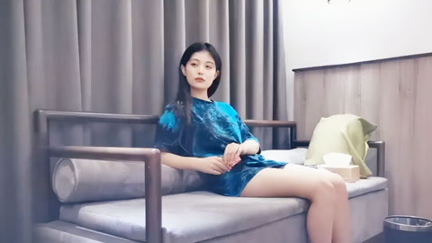 迷妹推荐--高颜值蓝衣妹子，骑在身上调情口交舔逼翘屁股，大力猛操呻吟娇喘诱人_酒店偷拍