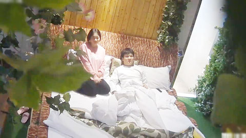 迷妹推荐--高清偷拍情侣开房小哥抱着女友丰臀先用手指捅再用鸡巴捅射精时拔出来射在门外