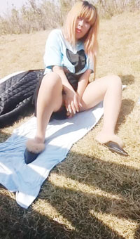 户外发骚无敌，铺好毯子就开始大秀，完美极了，边插边喷水，冰镇西瓜，冰棒塞满洞口！1