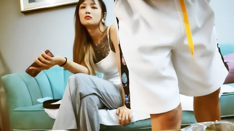 迷妹推荐--只搞嫩妹胸前满纹身极品女，腰细坚挺美乳大长腿，简直完美张开腿舔逼，站立后入沙发上猛操