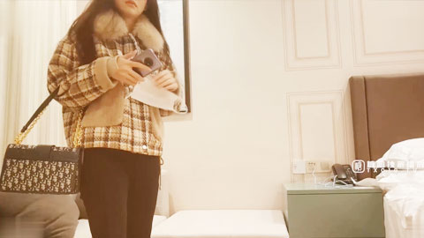 迷妹推荐--极致身材无毛嫩穴的女神被疯狂输出最后胸射