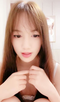 文静嫩妹，白皙皮肤肥唇粉穴