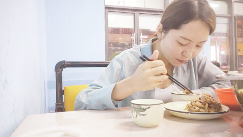 迷妹推荐--再约良家珠宝女，吃完饭带回酒店操逼，推到强吻扒掉裤子