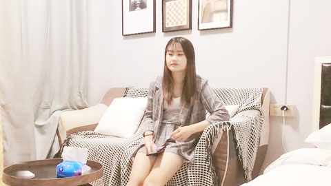 迷妹推荐--酒店叫来个兼职少妇_口交舔屌抬腿抽插，上位骑乘后入大力撞击