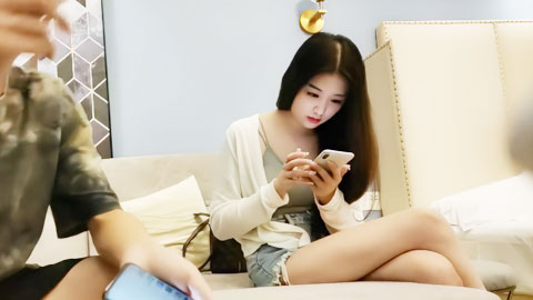 迷妹推荐--深夜极品高端外围，齐逼牛仔短裤修长美腿，花臂纹身拨开内裤舔逼，翘屁股扣穴特写猛操屁股