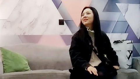 迷妹推荐--风尘气息少看着像良家少妇，沙发抠穴啪啪AV视角展示做爱细节