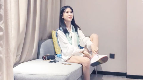 迷妹推荐--甜美大学生妹子_羞涩的感觉苗条白嫩身材抱住猛力揉捏挑逗，情欲上来配合很好