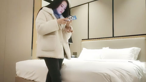 迷妹推荐--高颜值白色外套妹子啪啪，上位骑乘调情舔逼口交后入大力猛操