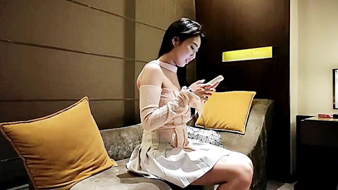 迷妹推荐--深夜甜美长腿美女，浴室洗澡拍摄蹲着口交，骑乘后入猛操晃动奶子