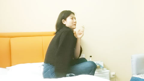 迷妹推荐--甜美美女，白皙皮肤肉感十足，扶腰后入猛操，抓着奶子狂揉