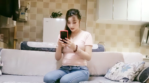 迷妹推荐--深夜约来肥臀大奶小姐姐啪啪，穿上制服跪地卖力口交，沙发近景大干一小时