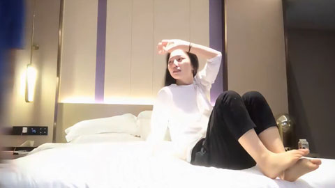 迷妹推荐--腰细胸大说话嗲嗲妹子，舌吻摸奶口交舔弄，特写掰穴抬腿侧入被操的啊啊啊直叫