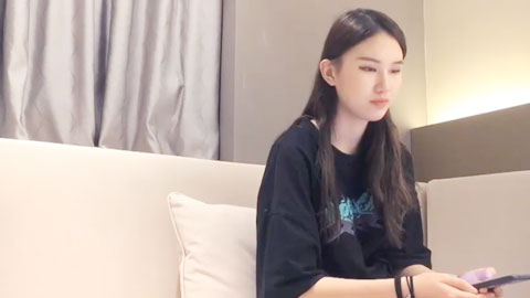 迷妹推荐--漂亮美女吃鸡啪啪 舒服吗宝贝 舒服 小骚逼流了很多水 嗯 180模特身材性格也温柔