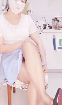 桃子冰妈妈·_：油亮灰丝勾引儿子，握住钟诚的阳物插入阴道，演绎的乱伦情节_真棒！