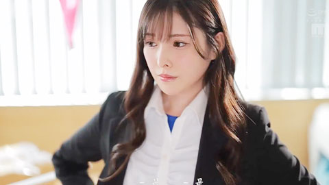 修长美腿与高叉泳装散发的致命诱惑 受不了新部长那嵌入小穴的淫靡V字线条挑逗 直接隔着泳装无套插入的中出性交