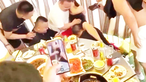 迷妹推荐--校花同学聚会被灌醉轮奸曾经的女神成了大家的公厕被轮流操!