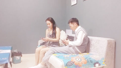 迷妹推荐--黑丝熟女阿姨，一般人搞不定，先插我一下弄的我受不了了难受，啊快点真的不行了坚持不了了，骚逼抠的求操鸡吧往里塞小伙操逼猛