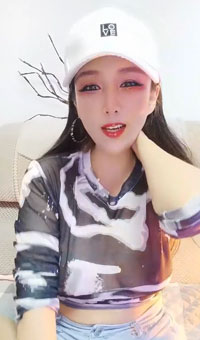 哺乳期鸭舌帽御姐，高颜值很时尚，挤压大奶乳汁喷射