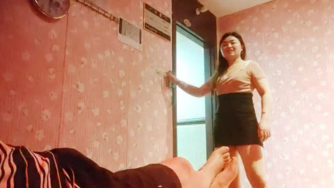 迷妹推荐--专攻SPA店，尝试勾搭技师，熟女口交技术不错，加钱屈服，后入插逼淫水多