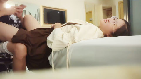 迷妹推荐--眼镜学妹，已经玩得很花了，极品反差婊，蛋黄衬衣棕裙，激情啪啪爆操