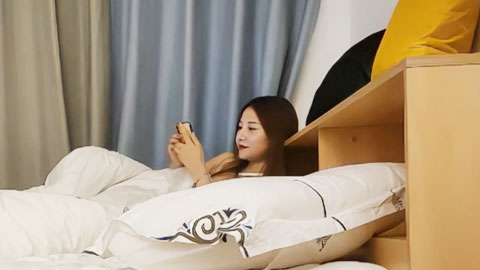 迷妹推荐--约炮精致少妇，妹子说自己很空虚的，最少四个人才能满足她。。。男主说自己一个人就够了，最后内射后被操摊