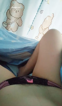 极品粉嫩主播大三妹妹_在宿舍直播戴着跳蛋上课_001